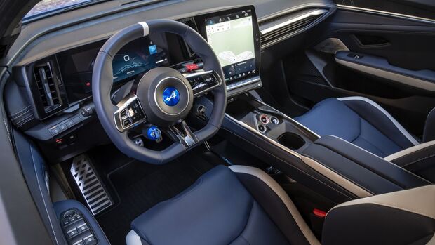 Cockpit des Alpine A390 GTS mit Digitalinstrumenten, Zentraldisplay und Multifunktionslenkrad.