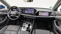Cockpit des Audi A6 Avant TDI mit digitalem Kombiinstrument, zentralem Touchscreen und Beifahrerdisplay.