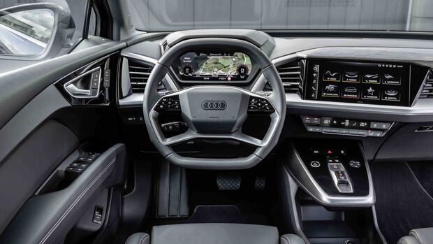 Cockpit des Audi Q4 e-tron mit Lenkrad, digitalem Kombiinstrument und zentralem Touchdisplay.