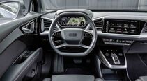 Cockpit des Audi Q4 e-tron mit Lenkrad, digitalem Kombiinstrument und zentralem Touchdisplay.