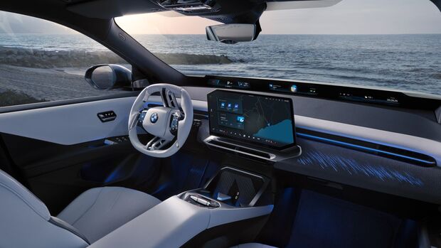 Cockpit des BMW iX3 der Neuen Klasse mit Zentraldisplay und Panoramic-Vision-Projektion über die Frontscheibe.