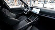 Cockpit des BYD Atto 2 DM-i mit Lenkrad, digitalem Kombiinstrument und zentralem Touchscreen.