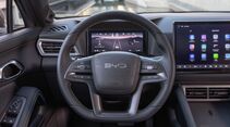 Cockpit des BYD Atto 2 mit Multifunktionslenkrad und digitalem Kombiinstrument.