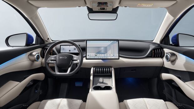 Cockpit des BYD Atto 3 Evo mit zentralem Display und Lenkrad