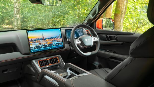 Cockpit des BYD Shark DMO mit großem zentralem Touchscreen, digitaler Instrumentenanzeige und rechts angeordnetem Lenkrad.