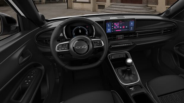 Cockpit des Fiat 600 Benziner mit Digitalinstrumenten, Infotainment-Display und Schaltgetriebe.