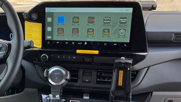 Cockpit des Ford Tourneo Custom mit Touchscreen und integriertem Vehicle Integration System