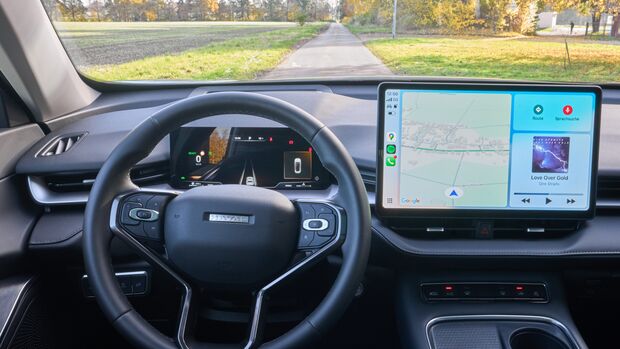 Cockpit des GWM Haval H6 mit Digitalinstrumenten, Lenkrad und zentralem Infotainmentdisplay.