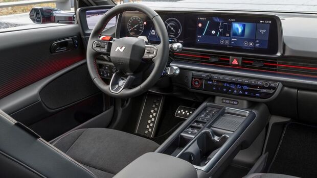 Cockpit des Hyundai IONIQ 6 Facelift mit breitem Display, Lenkrad und digitalem Kombiinstrument.