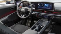Cockpit des Hyundai IONIQ 6 Facelift mit breitem Display, Lenkrad und digitalem Kombiinstrument.