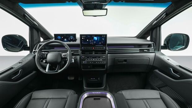 Cockpit des Hyundai Staria Elektro mit digitalem Kombiinstrument, zentralem Touchscreen, Multifunktionslenkrad und Klimabedienung.