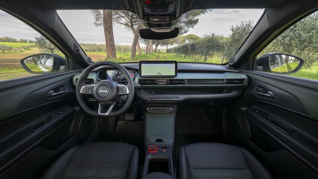 Cockpit des Jeep Avenger 4xe mit Digitaldisplay, Infotainment-Bildschirm und Multifunktionslenkrad.