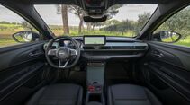 Cockpit des Jeep Avenger 4xe mit Digitaldisplay, Infotainment-Bildschirm und Multifunktionslenkrad.