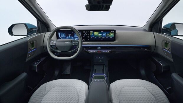 Cockpit des Kia EV2 mit Lenkrad, digitalem Kombiinstrument, zentralem Display und durchgehender Lichtleiste im Armaturenbrett.