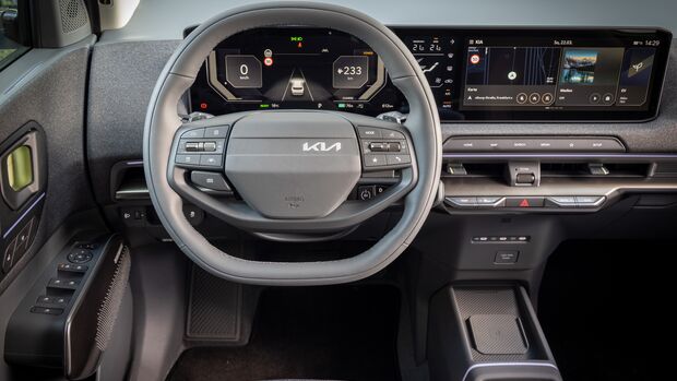 Cockpit des Kia EV2 mit digitalem Kombiinstrument und Infotainment-Display