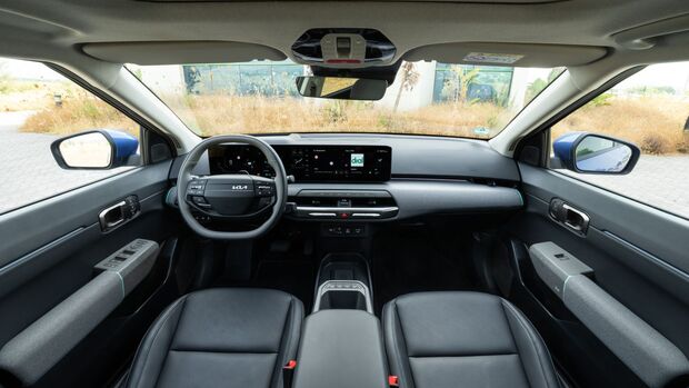 Cockpit des Kia EV4 GT-Line mit digitalem Instrumentendisplay und dunkler Innenausstattung.