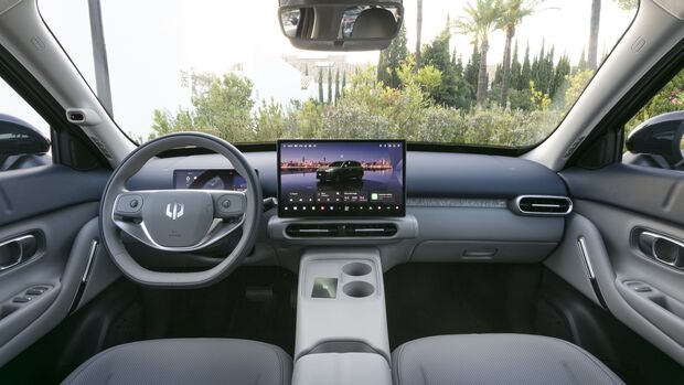 Cockpit des Leapmotor B03X mit Lenkrad, digitaler Instrumentenanzeige und zentralem Touchscreen.