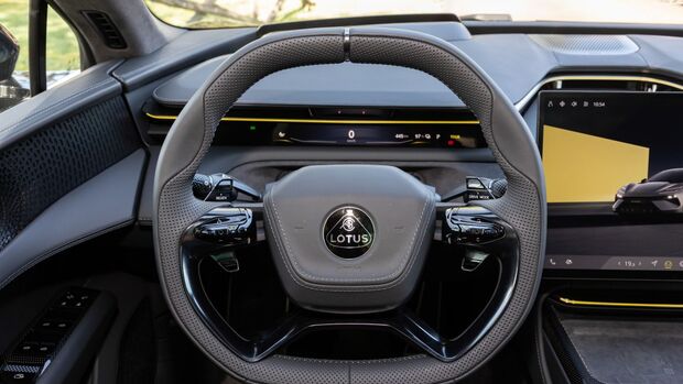 Cockpit des Lotus Emeya mit digitalem Fahrerdisplay, Lenkrad und zentralem Infotainment-Bildschirm
