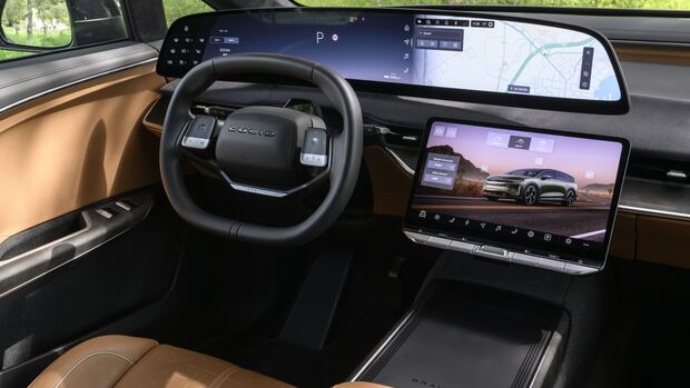 Cockpit des Lucid Gravity mit großem Panoramadisplay und zentralem Touchscreen