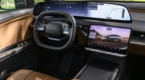 Cockpit des Lucid Gravity mit großem Panoramadisplay und zentralem Touchscreen