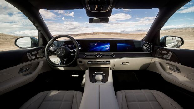 Cockpit des Mercedes-Benz GLE 450e mit Multifunktionslenkrad, digitalem Kombiinstrument, Zentraldisplay und heller Innenausstattung.