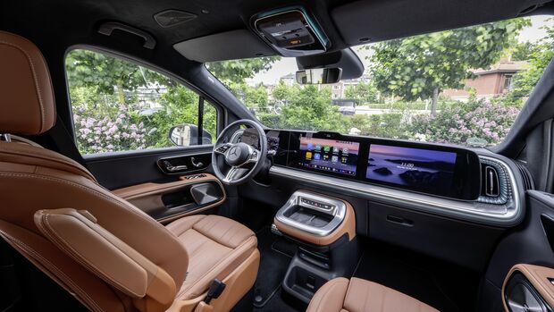 Cockpit des Mercedes-Benz VLE mit großem Display und digitalem Bedienkonzept.