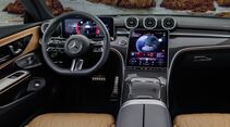 Cockpit des Mercedes CLE Coupé mit digitalem Kombiinstrument, MBUX-Zentraldisplay und Lenkrad.