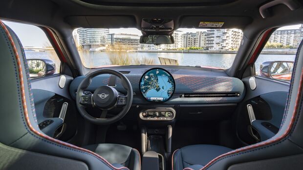 Cockpit des Mini Aceman SE mit Lenkrad, rundem Zentraldisplay, Armaturenbrett und Panorama-Glasdach.