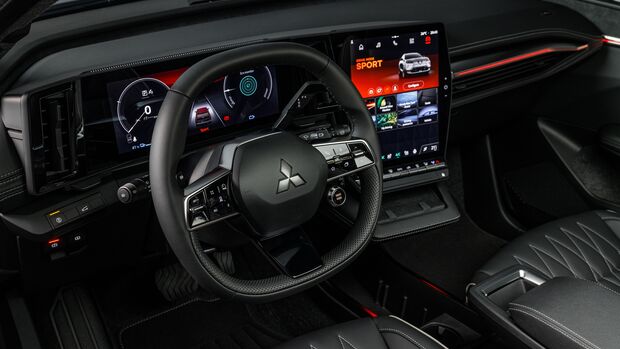 Cockpit des Mitsubishi Eclipse Cross mit Digitalinstrumenten, großem Touchscreen und Sportmodus-Anzeige.