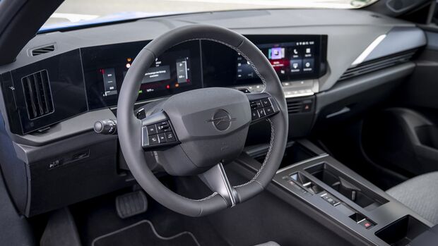 Cockpit des Opel Astra 1.5 Diesel mit digitalem Kombiinstrument und Infotainmentdisplay.