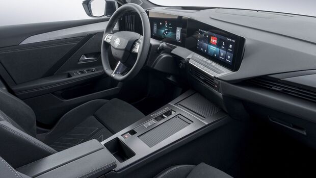 Cockpit des Opel Astra mit digitalem Kombiinstrument und zentralem Infotainmentdisplay in der Mittelkonsole.