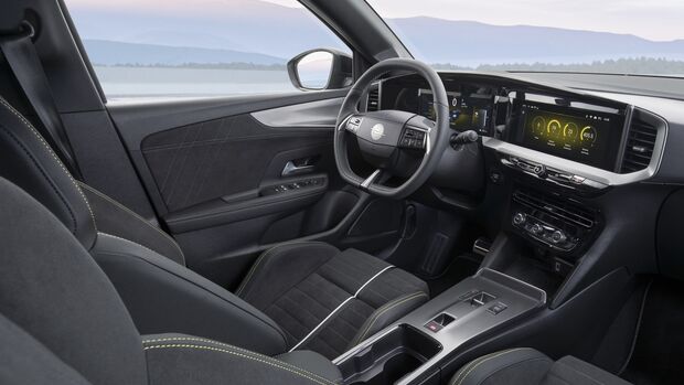 Cockpit des Opel Mokka GSE mit digitalem Display und Lenkrad