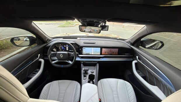 Cockpit des Renault Filante mit digitalem Display und Lenkrad