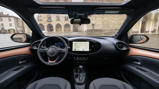 Cockpit des Toyota Aygo X Hybrid mit Digitalinstrumenten und Zentraldisplay.
