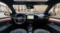 Cockpit des Toyota Aygo X Hybrid mit Digitalinstrumenten und Zentraldisplay.