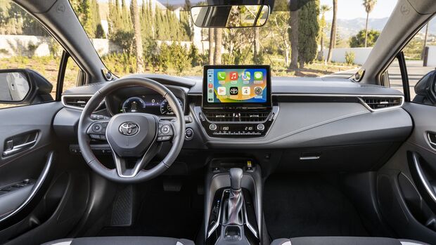 Cockpit des Toyota Corolla Touring Sports 2.0 Hybrid mit Digitalinstrumenten und zentralem Infotainment-Display.
