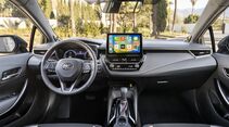 Cockpit des Toyota Corolla Touring Sports 2.0 Hybrid mit Digitalinstrumenten und zentralem Infotainment-Display.