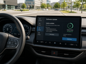 Cockpit eines Dienstwagens mit großem Display und Hinweis auf ein verfügbares Software-Update.