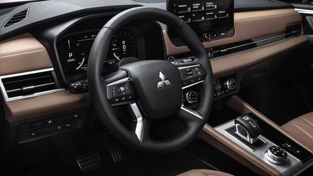 Cockpit eines Mitsubishi Outlander Plug-in-Hybrid mit Multifunktionslenkrad und großem Infotainment-Display.