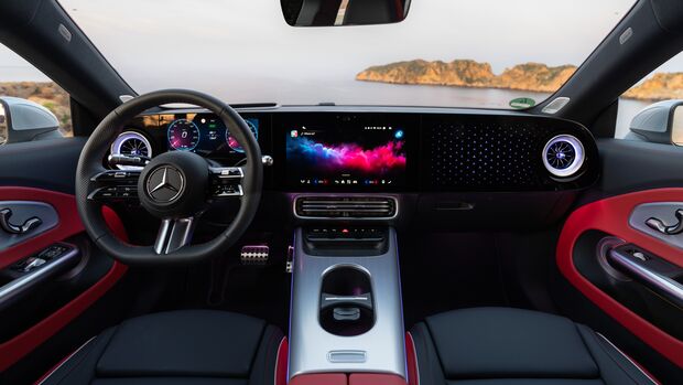 Cockpit mit Display und Lenkrad im Mercedes CLA Shooting Brake Innenraum