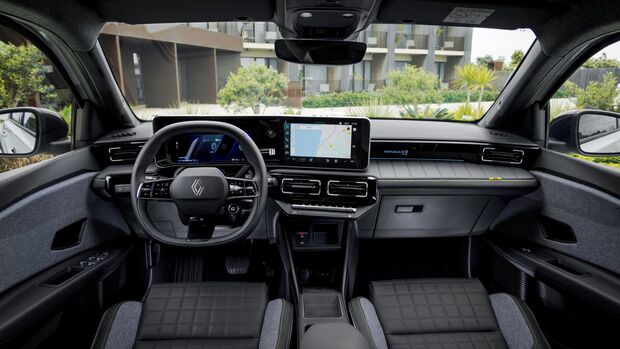 Cockpit und Armaturenbrett des Renault 4 E-Tech mit zentralem Display