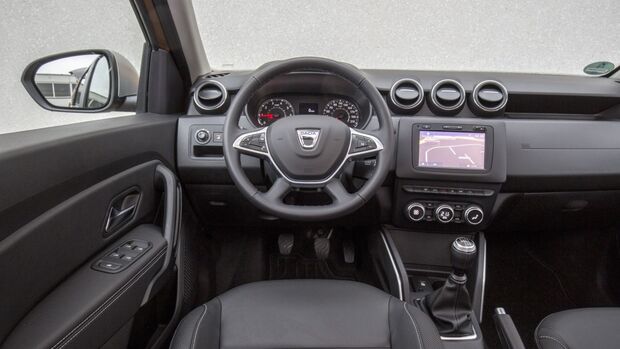 Cockpit und Innenraum des Dacia Duster der zweiten Generation mit Lenkrad, Infotainmentdisplay und manueller Schaltung.