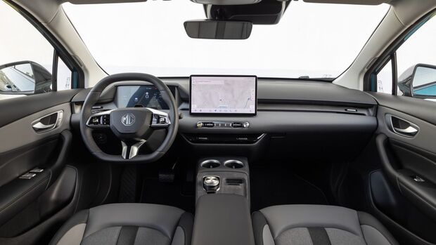 Cockpit und Innenraum des MG4 EV Modellpflege mit Digitaldisplay und Zentralbildschirm.