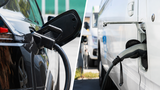 Collage mit Elektroauto und E-Transporter beim Laden an einer Ladesäule