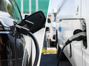 Collage mit Elektroauto und E-Transporter beim Laden an einer Ladesäule