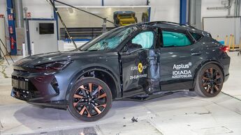 Crashtest eines Cupra Formentor mit deutlichen Seitenaufprallspuren und ausgelösten Airbags in einer Euro-NCAP-Testumgebung.