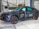 Crashtest eines Cupra Formentor mit deutlichen Seitenaufprallspuren und ausgelösten Airbags in einer Euro-NCAP-Testumgebung.