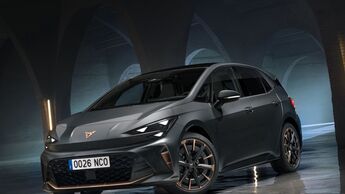 Cupra Born VZ Facelift in Frontansicht schräg mit LED-Scheinwerfern und sportlicher Frontpartie