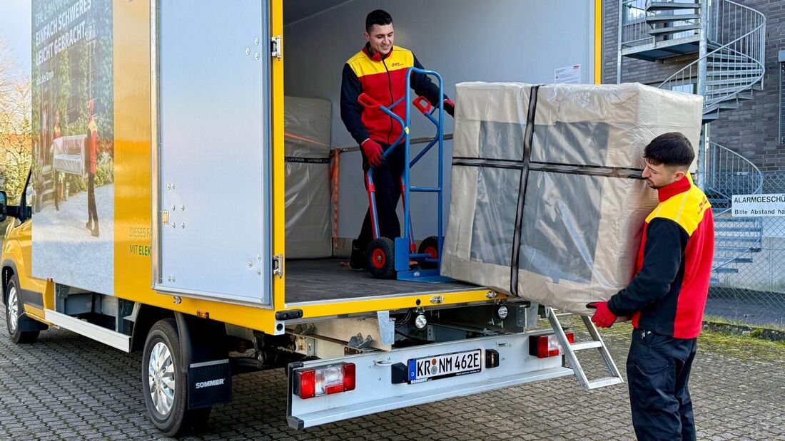 DHL 2-Mann-Handling nutzt E-Transporter von nextmove für die emissionsfreie Zustellung großer Waren auf der letzten Meile.