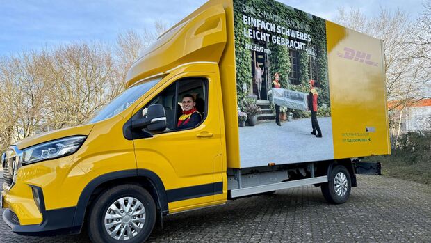 DHL 2-Mann-Handling nutzt E-Transporter von nextmove für die emissionsfreie Zustellung großer Waren auf der letzten Meile.